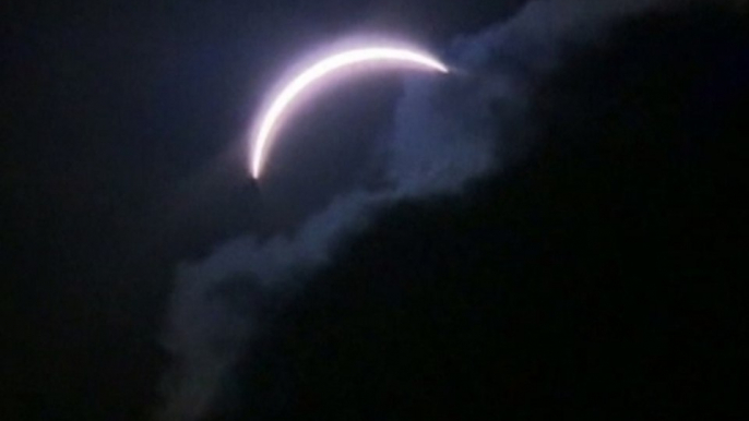 Full solar eclipse plunges Queensland into darkness