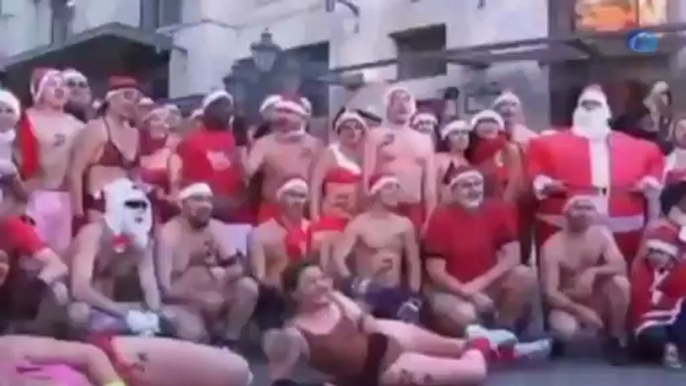 Decenas de personas en ropa interior sólo con gorros de Santa Claus