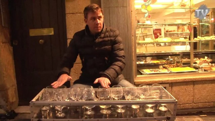 Florin, musicien de rue joue sur des verres en cristal.