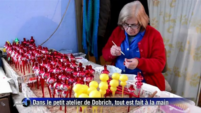 Bulgarie: des boules de Noël artisanales en verre soufflé