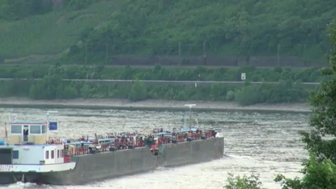 Entspannungsvideo mit vielen Rheinschiffen und einem Zug beim Bopparder Hamm