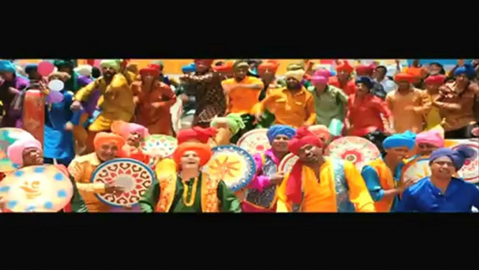 Khiladi Akshay Kumar flaunts desi kurtas in Khiladi 786!.mp4