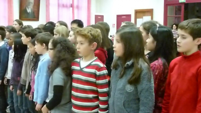 Les enfants interprètent la chanson "Noël des enfants du monde "