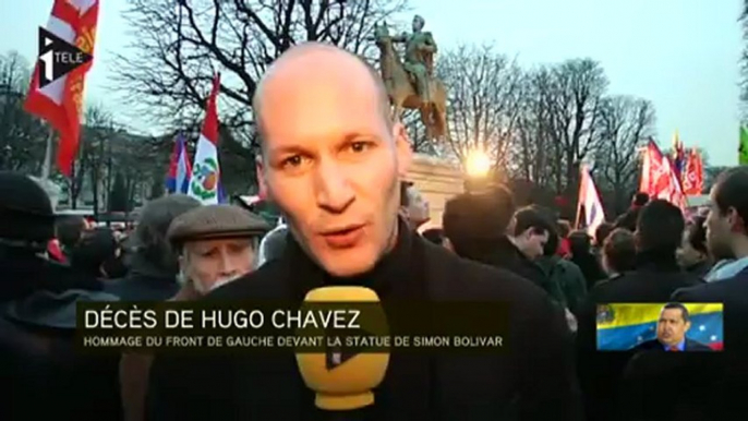 Hommage à Hugo Chavez devant la statue Simon Bolivar