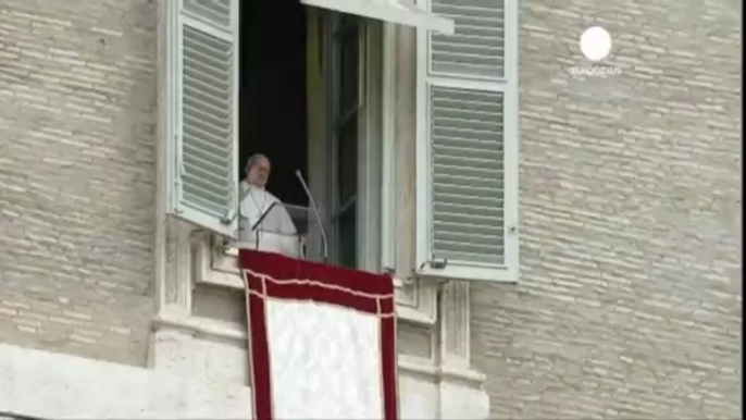 San Pietro, Papa Francesco recita il suo primo "Regina...