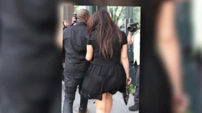 Kim Kardashian enceinte dévoile son derrière dans une robe transparente