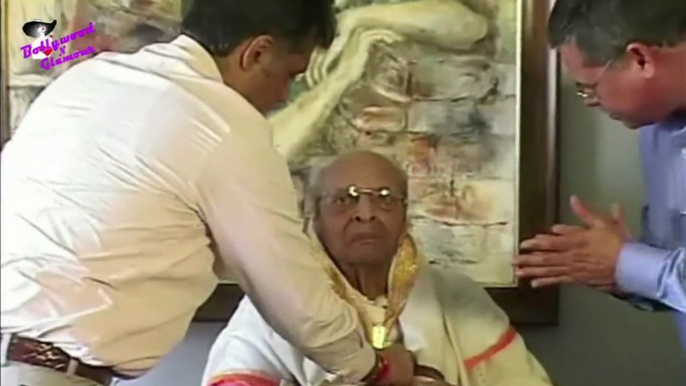 Pran receives his Dada Saheb Phalke Award from Min. Manish Tiwari