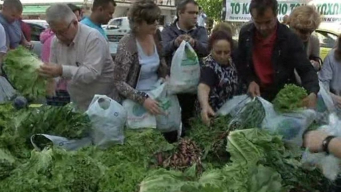 Striking vendors hand out free food in Athens