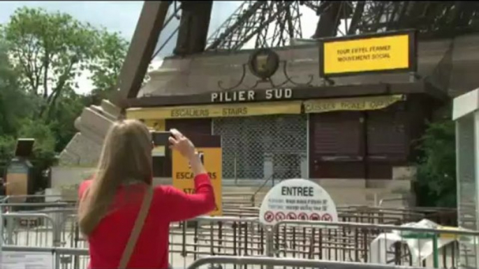 La grève de la Tour Eiffel chagrine les touristes