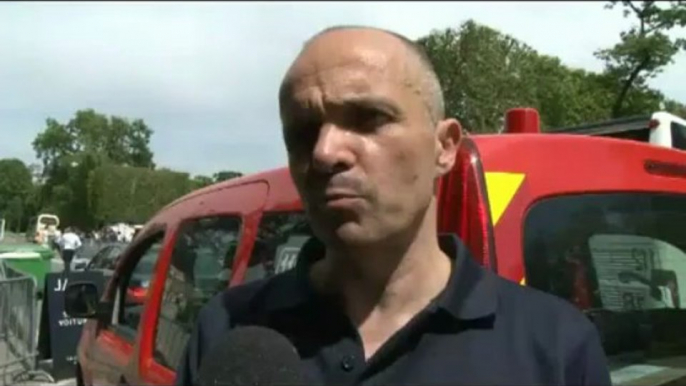 Il menace de sauter de la tour Eiffel, les pompiers le maîtrisent