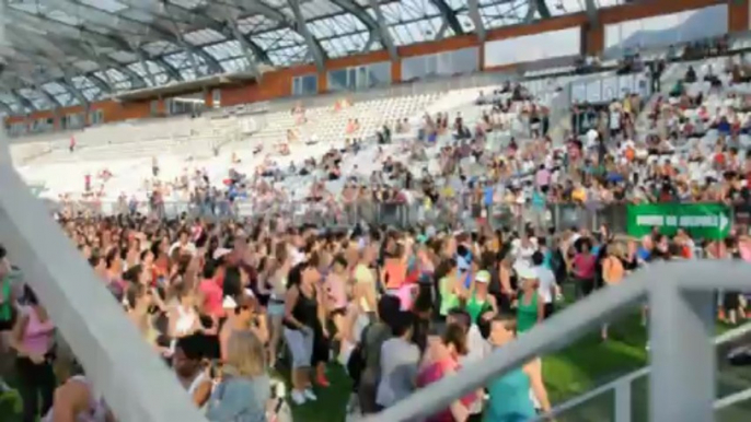 Zumba géante a Grenoble stade des alpes