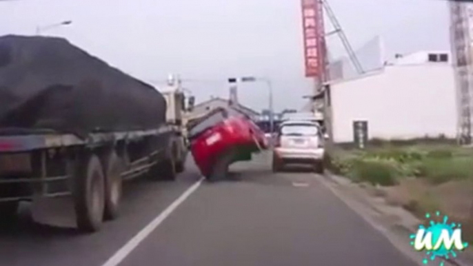 Les femmes au volant.. Grosse compilation d'accidents de voitures et autres créneaux...