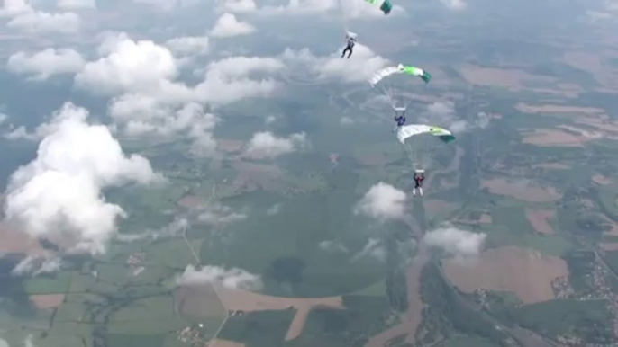 PARACHUTISME - CHAMPIONNATS DE FRANCE VICHY 2013 – VC4 « Anger Saumur Tours Pays de la Loire Saut 2»- 9aout13