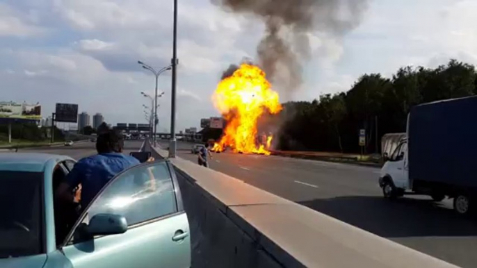 Un homme s'arret et film plusieurs explosions sur le périphérique ruse