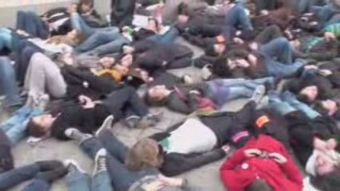 "Die-in" // Flash Mob à la Sorbonne le 27 mars 2009