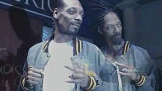 Snoop Dogg checks out his wax figure