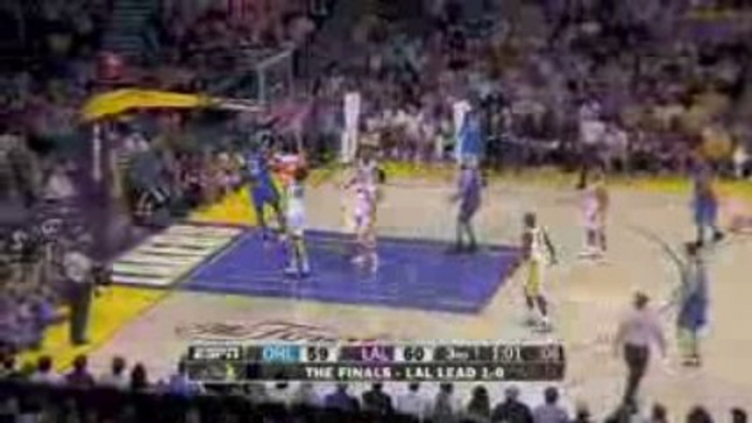 Hedo Turkoglu throws a nice alley-oop pass to Dwight Howard