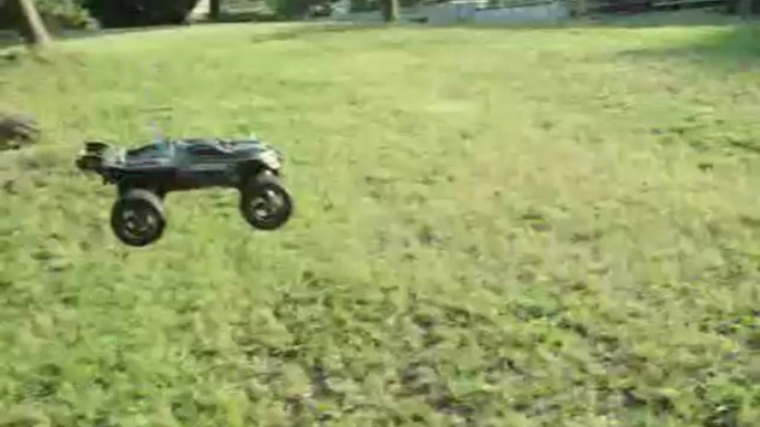 My New Traxxas E-Revo 5605 - Jumps & Wheelies