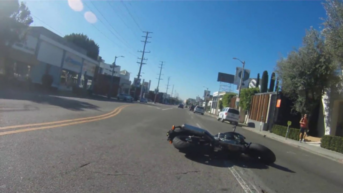 Motorcyclist vs Dumb car driver texting : violent road rage