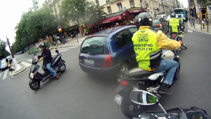 Course poursuite en plein Paris pendant un cours de moto face à un voleur à l'arraché