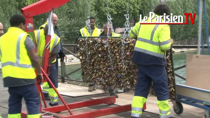 Dernier adieu aux cadenas d'amour sur le Pont des Arts