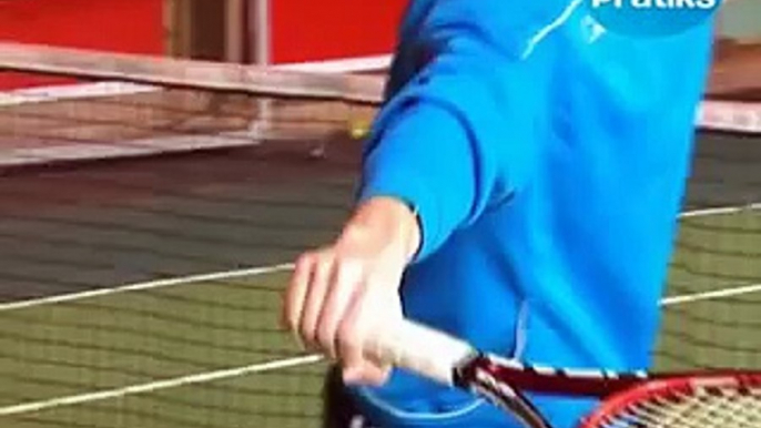 Comment faire le revers coupé au tennis - Sport