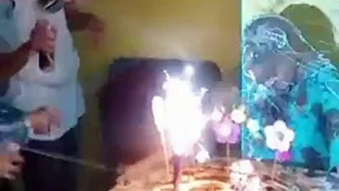 Mettre le feu à mamie pour son anniversaire.. Pas cool le cadeau