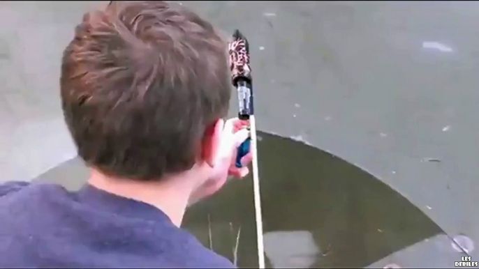 Tirer un feu d'artifice sous un lac gelé