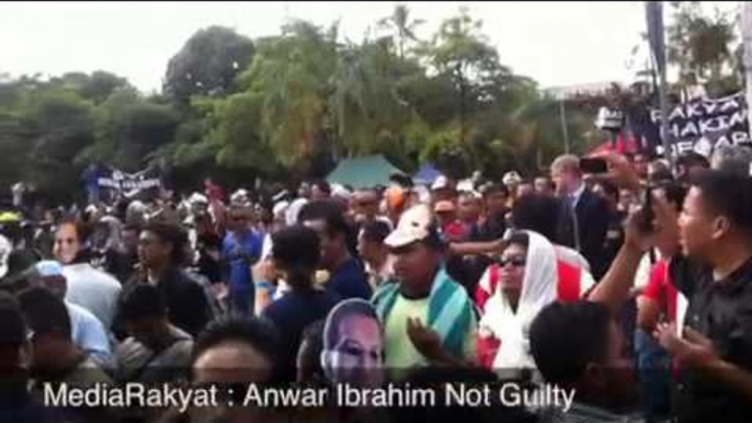 Newsflash : Supporters' Reaction After Anwar Ibrahim Acquitted