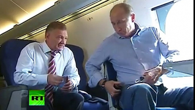 Putin pilotea avion para apagar fuegos en Rusia