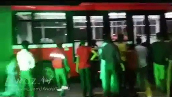 Dekhiye Hamarai Awam Metro Ke Liye Kis Tarah Pagal Ho Rahi Hai