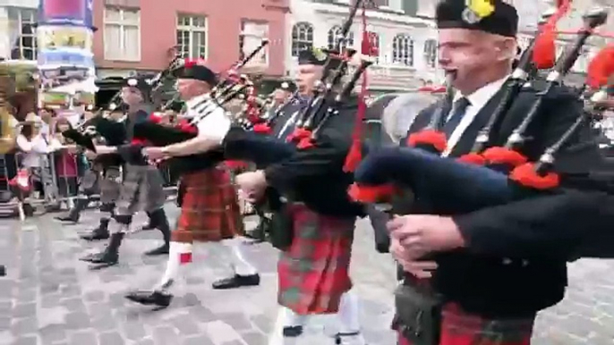 Pipe Bands march down the Royal Mile in Edinburgh, Pipefest 2010