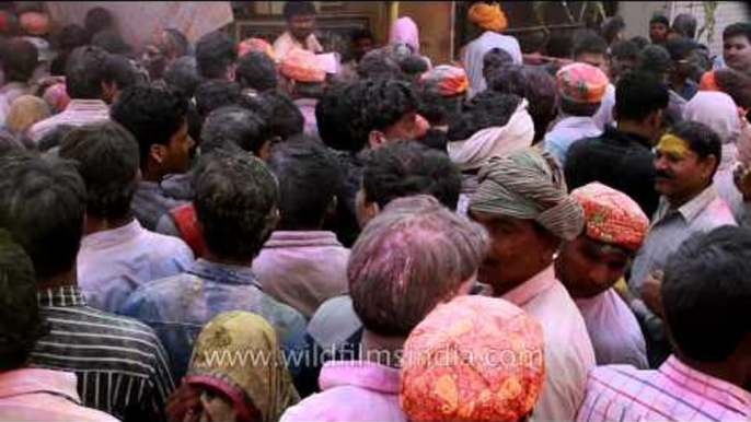 Sea of human heads : Banke Bihari Temple in Vrindavan, on Holi