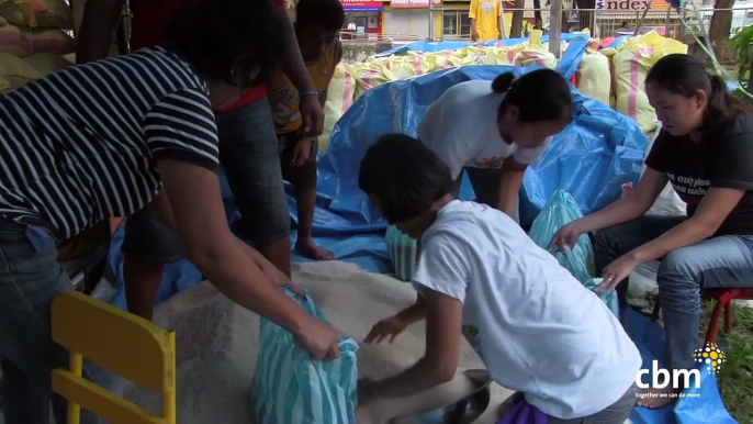 Typhoon Haiyan - Getting ready for food distribution