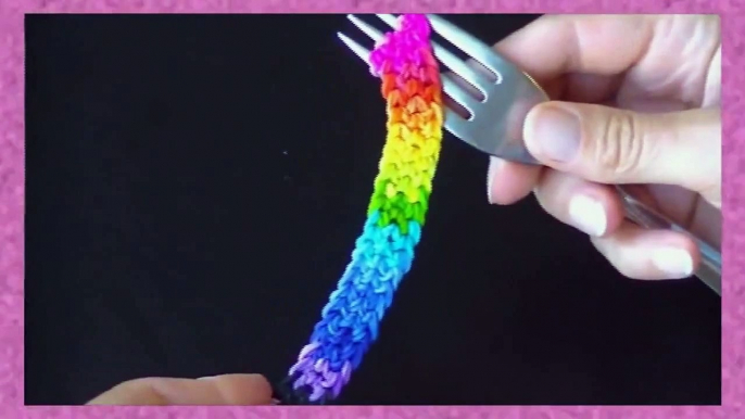 Как плести браслет С ПОМОЩЬЮ ВИЛКИ из резинок Rainbow Loom