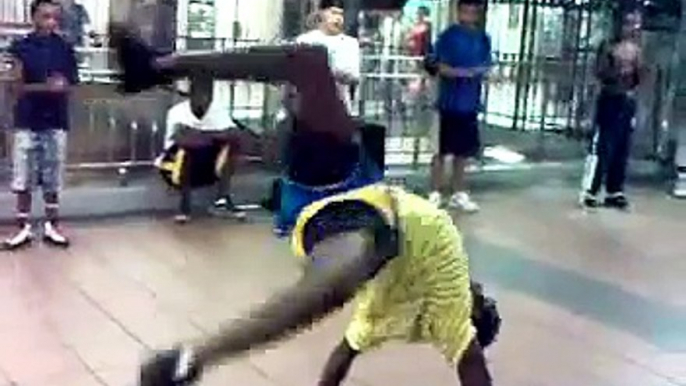 Adolescentes negros bailando en el metro de NY