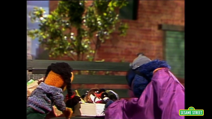 Sesame Street: Broken Grocery Bags (Classic Super Grover)