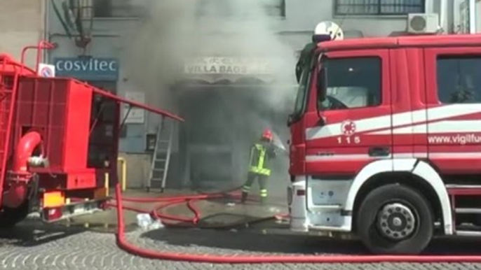 Napoli - In fiamme i capannoni cinesi di Via Galileo Ferraris (26.06.15)