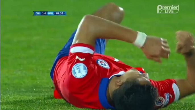 Jorge Fucile sent-off in 90th minute, Uruguay second red card - Chile vs Uruguay 25.06.2015