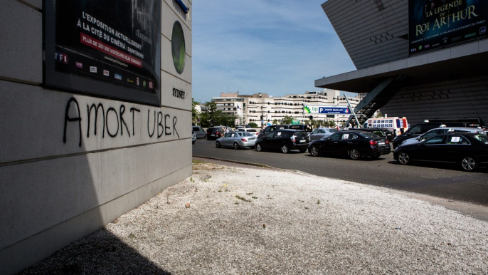 Grève des taxis : "les débordements, un appel au secours"