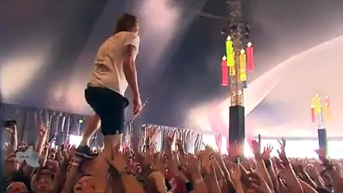 Singer catches a cup of beer mid-air while crowd walking.. and drinks it! LIKE A BOSS