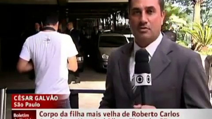 Roberto Carlos chega para velório da filha em São Paulo