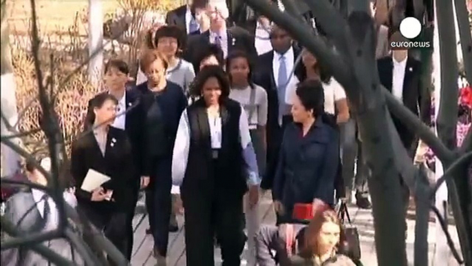 Michelle Obama and Peng Liyuan 'strengthen cultural ties' in China