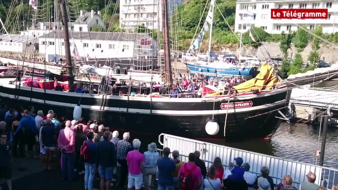 Terre et Mer. Les navires sont entrés dans le port de Morlaix