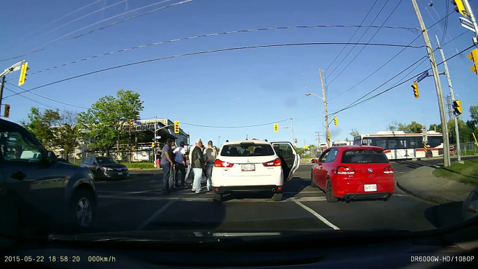 Bagarre entre deux conducteurs à un feu rouge