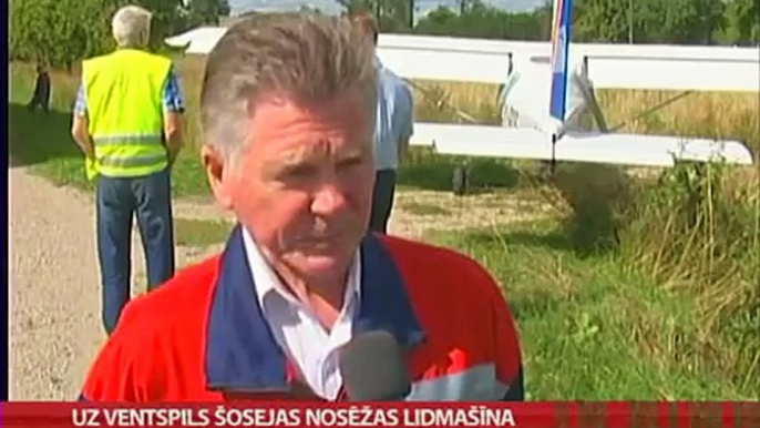 Lidmašīna veic avārijas nosēšanos uz Ventspils šosejas