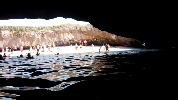 LLEGANDO A PLAYA ESCONDIDA EN ISLAS MARIETAS RIVIERA NAYARIT PUERTO VALLARTA