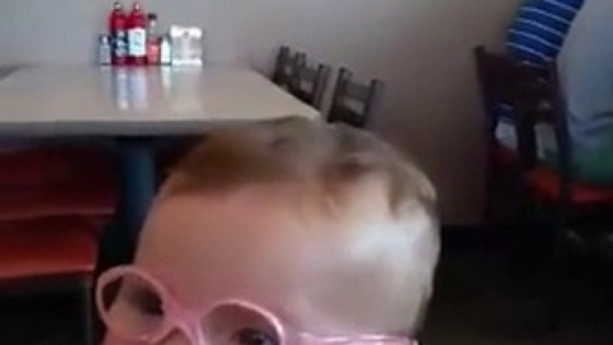 Ce bébé voit clair pour la première fois grâce à ses lunettes - Trop content!