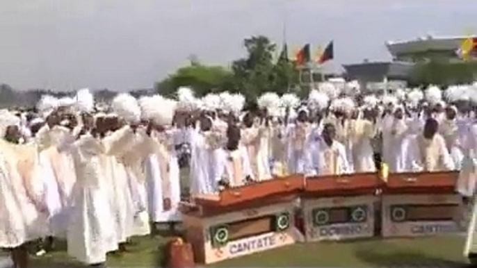 Ovation de sa Sainteté le Pape Benoit XVI à Yaoundé Cameroun
