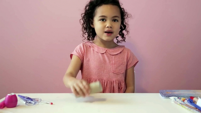 Cette petite fille fait des trucs de fou avec plein d'objets de la maison - Trickshots